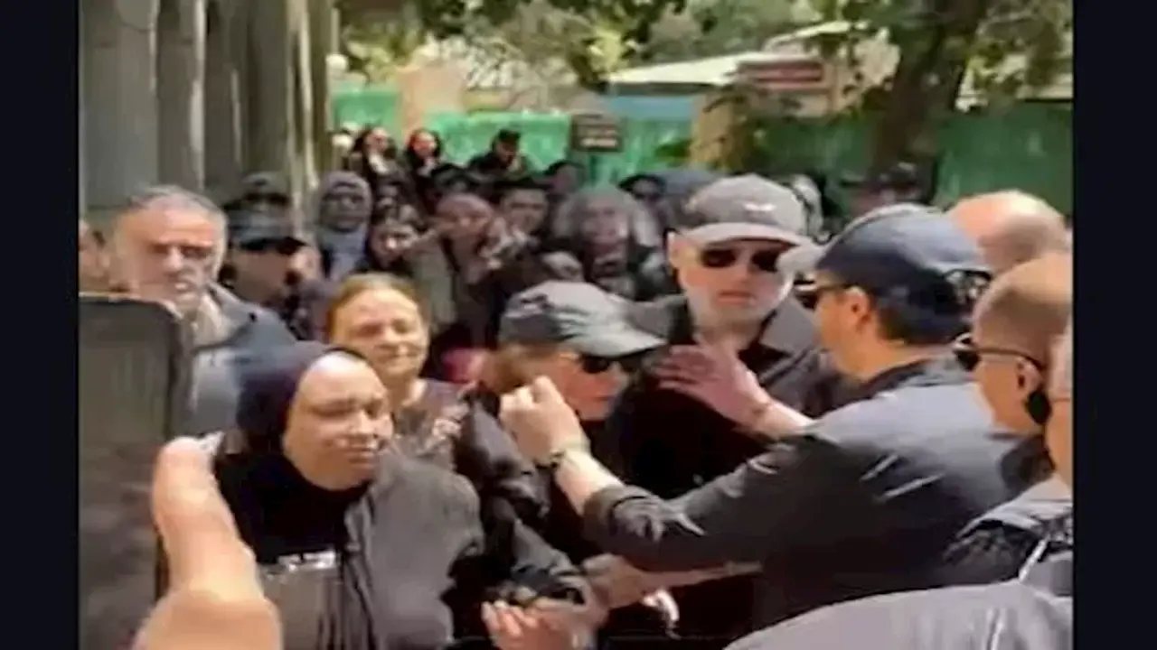 صدمة الوسط الفني.. انهيار منة شلبي أثناء تشييع جثمان والدها الراحل بمصر